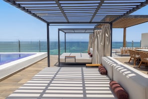 Luxury Sky Chairman Suite Two Bedroom Ocean Front Diamond Club | 高档床上用品、羽绒被、迷你吧（备有免费物品）、客房内保险箱