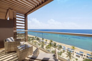 Luxury Presidential Ocean Front One Bedroom Suite Diamond Club | Sängtillbehör av högsta kvalitet och duntäcken
