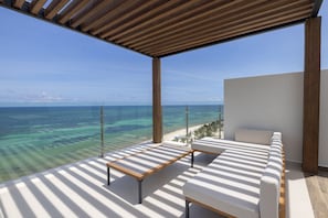 Luxury Sky Chairman Suite Two Bedroom Ocean Front Diamond Club | 高档床上用品、羽绒被、迷你吧（备有免费物品）、客房内保险箱