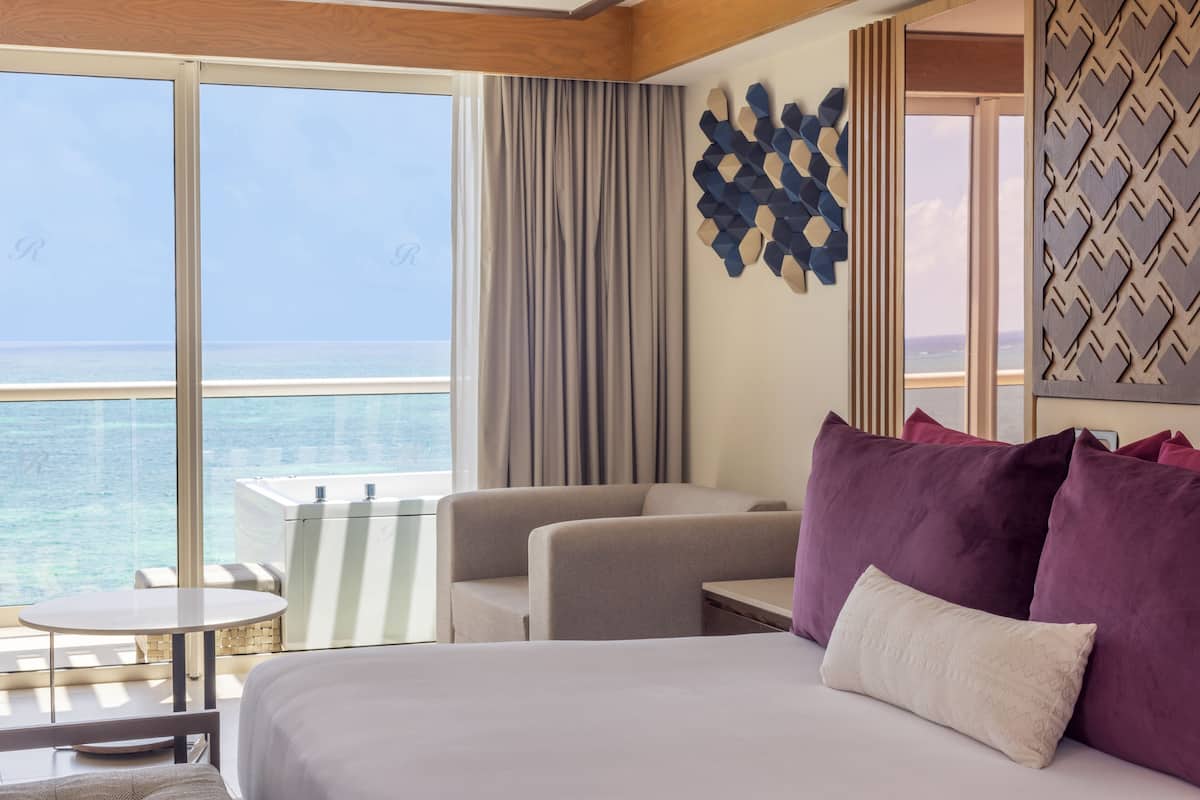 Luxury Presidential Ocean Front One Bedroom Suite Diamond Club | 高級寝具、羽毛の掛け布団、ミニバー (無料)、セーフティボックス (室内)
