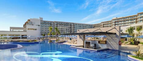 6 piscines a l'aire lliure, para-sols i gandules