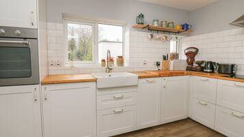 Cottage | Private kitchen | Fridge, dishwasher, electric kettle, toaster