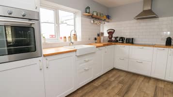 Cottage | Privékeuken | Een koelkast, een vaatwasser, een waterkoker, een broodrooster