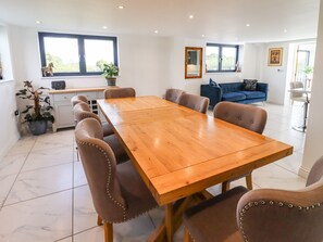Refrigerador, lavavajillas, utensilios de cocina