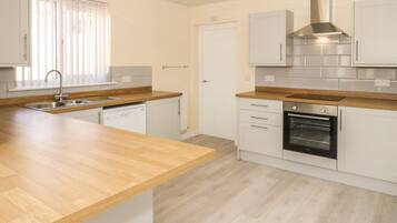 Cottage | Bếp riêng | Máy rửa bát, dụng cụ nấu nướng/bát dĩa/dao nĩa