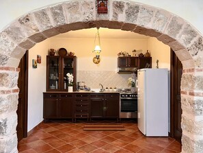 Kühlschrank, Mikrowelle, Ofen, Herdplatte