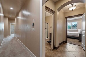 9 habitaciones, escritorio y tabla de planchar con plancha 
