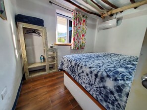 2 chambres, coffres-forts dans les chambres, fer et planche à repasser