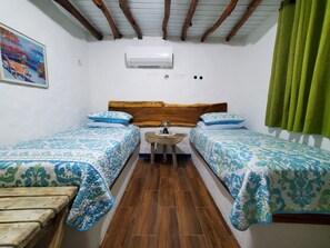 2 chambres, coffres-forts dans les chambres, fer et planche à repasser