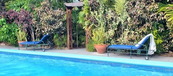 Rustic Cottage - A/C, Parking, Pool & Beach Access