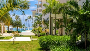 Un resort con piscina, palmeras y edificios modernos.