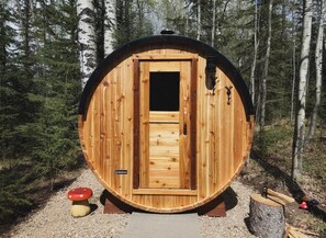Une cabane en bois avec une porte, une petite fenêtre et un décor en forme de champignon.