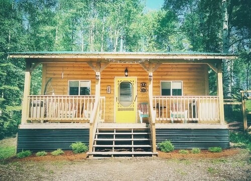 Cozy year round cabin in the woods, walking distance to the lake