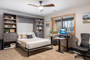 5 makuuhuonetta, työpöytä, silitysrauta/-lauta, vauvan matkasänky