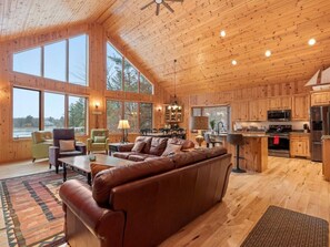 Smart-tv, een open haard, een tafeltennistafel en boeken