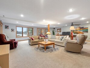 Älytelevisio, takka, pöytätennispöytä, kirjoja