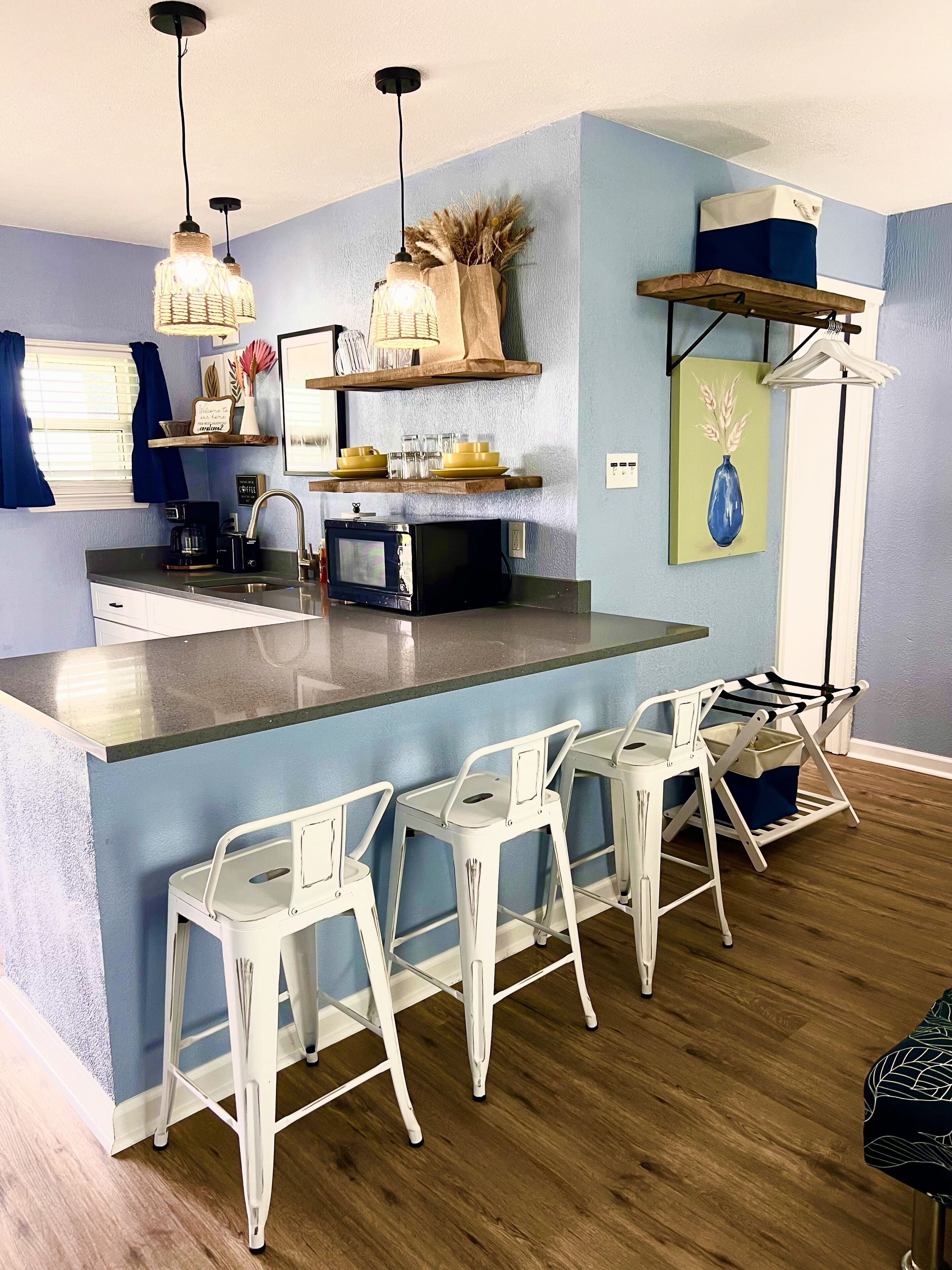 Refrigerador, microondas, cafetera y tetera y tostadora 