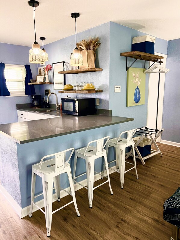 ثلاجة، ميكروويف، ماكينة لصنع القهوة/الشاي، محمصة خبز