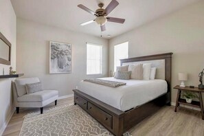 7 bedrooms, desk, iron/ironing board, free WiFi - Luxury, Comfort & Waterfront Bliss – Welcome to Villa Del Rio  (Cape Coral)