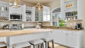 Coffee/tea maker, fridge, microwave, oven