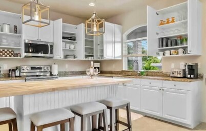 Luxury, Comfort & Waterfront Bliss – Welcome to Villa Del Rio