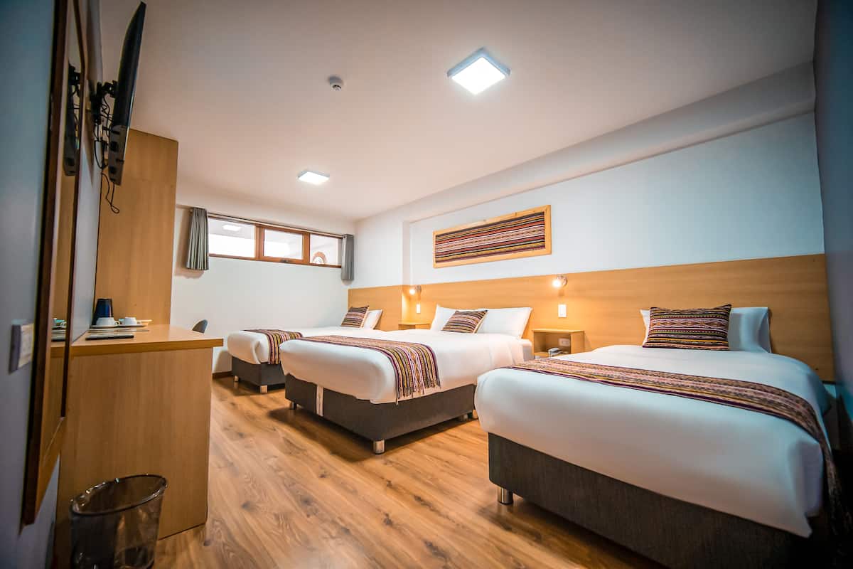 Comfort-Dreibettzimmer | Hochwertige Bettwaren, Daunenbettdecken, Zimmersafe, Schreibtisch