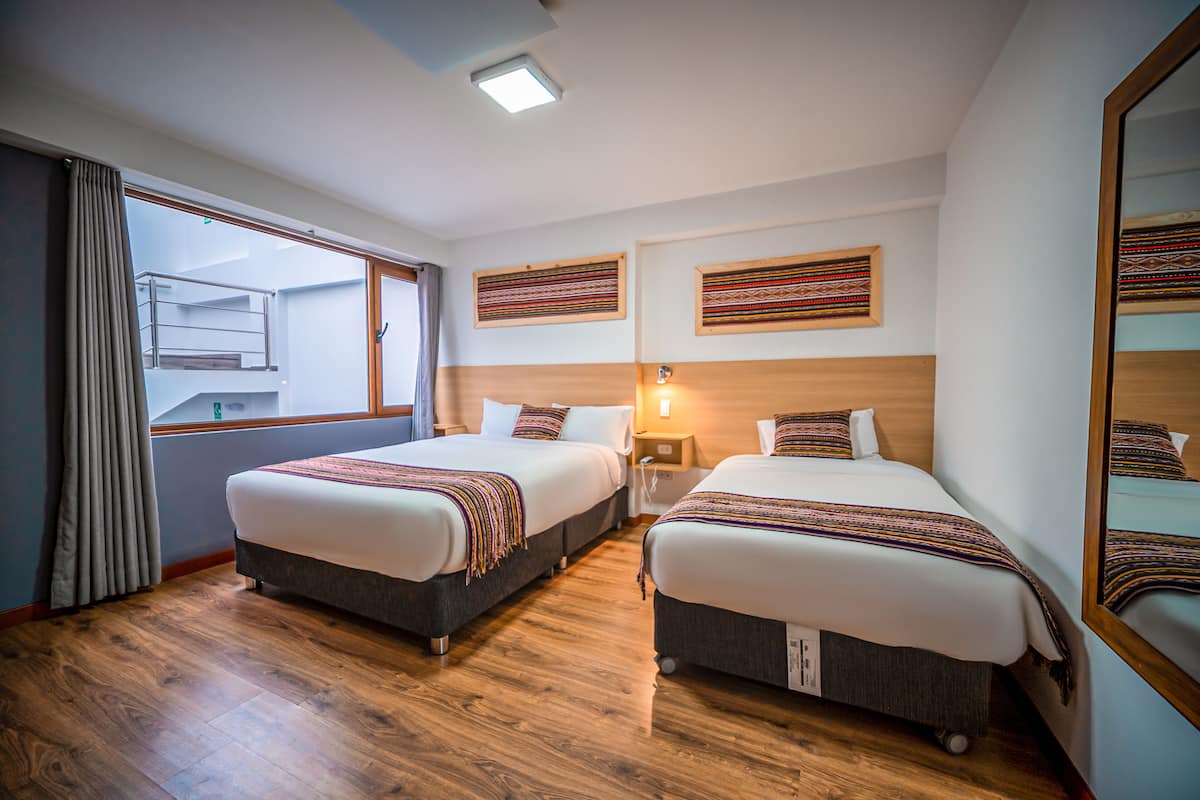Comfort-Zweibettzimmer | Hochwertige Bettwaren, Daunenbettdecken, Zimmersafe, Schreibtisch