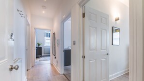 Apartamento exclusivo, 2 quartos, para não fumantes | Cofres nos quartos, ferros/tábuas de passar roupa, Wi-Fi de cortesia