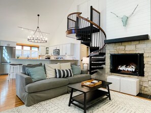 Smart TV, chimenea, estéreo