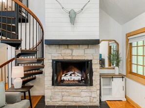 Smart TV, fireplace, stereo