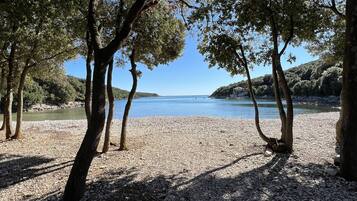 Una spiaggia nelle vicinanze