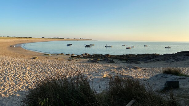 A beach with boats, a sandy shore, and a clear sky. - House sleeps 8 near Luzeronde (Noirmoutier-en-l'Île)