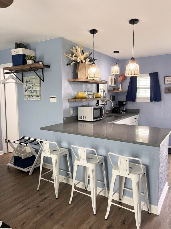 Refrigerador, microondas, cafetera y tetera y tostadora 