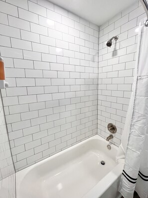 Ducha y bañera combinadas, toallas, jabón y champú