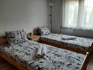 2 slaapkamers, een bureau, een strijkplank/strijkijzer, reisbedje