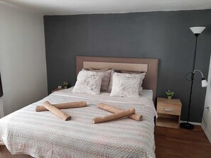 2 slaapkamers, een bureau, een strijkplank/strijkijzer, reisbedje