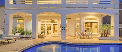 Lämmitetty uima-allas