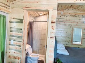 1 bedroom, free WiFi, bed sheets - Modern lakeside cabin with panoramic views and deck. (Alexandria)