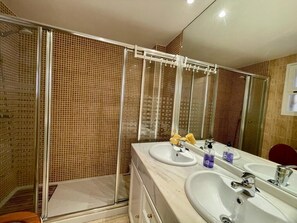 Regadera, secadora de cabello, bidet, toallas