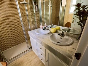 Regadera, secadora de cabello, bidet, toallas 