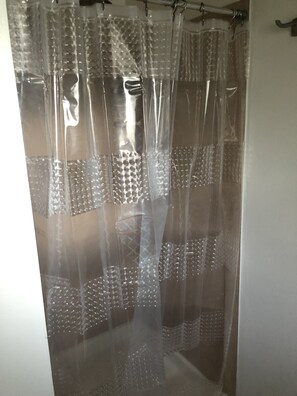 Ensemble douche/baignoire, sèche-cheveux, serviettes fournies, savon