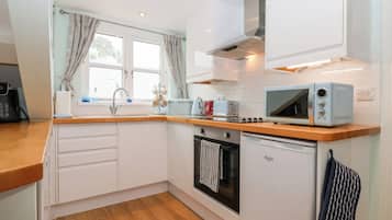 Ferienhaus | Eigene Küche | Kühlschrank, Geschirrspüler, Wasserkocher, Kochgeschirr/Geschirr/Besteck