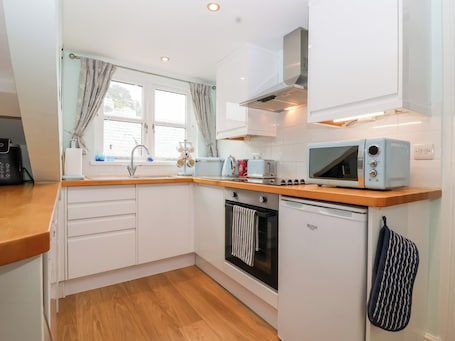 Refrigerador, lavavajillas, tetera/pava eléctrica, utensilios de cocina