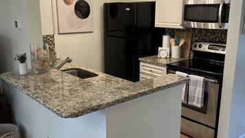 Réfrigérateur, four à micro-ondes, un four, surface de cuisson