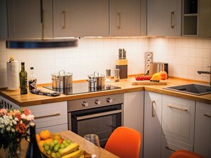 Fridge, oven, stovetop, dishwasher