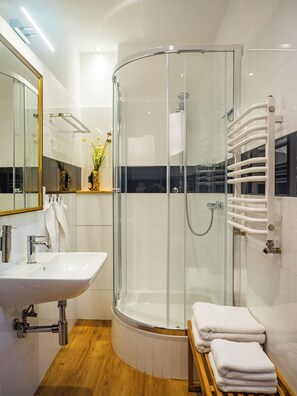 Dusche, Haartrockner, Handtücher, Toilettenpapier