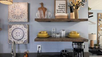 雪櫃、微波爐、咖啡機/沖茶器、廚房用具/餐具/器皿