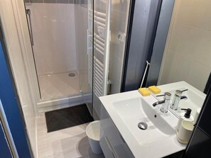 Shower, free toiletries, hair dryer, towels