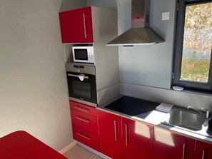 Réfrigérateur, four à micro-ondes, un four, surface de cuisson