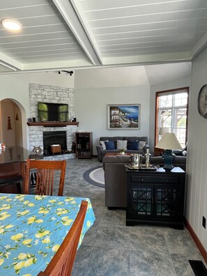 Smart TV, fireplace, DVD player, books - Luxury Cottage in Alex Bay 3 bedrooms, 2.5 baths.  Book your 2026 Vacation Now!! (Alexandria Bay)